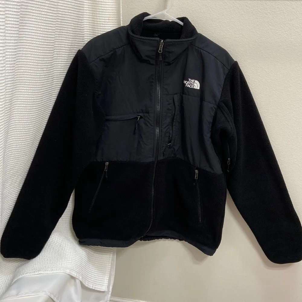 Men’s The North Face black fleece zip up jacket. Polartec recycled. Size medium.